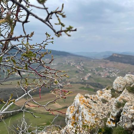 La Tablee Medievale Civrieux-dʼAzergues المظهر الخارجي الصورة